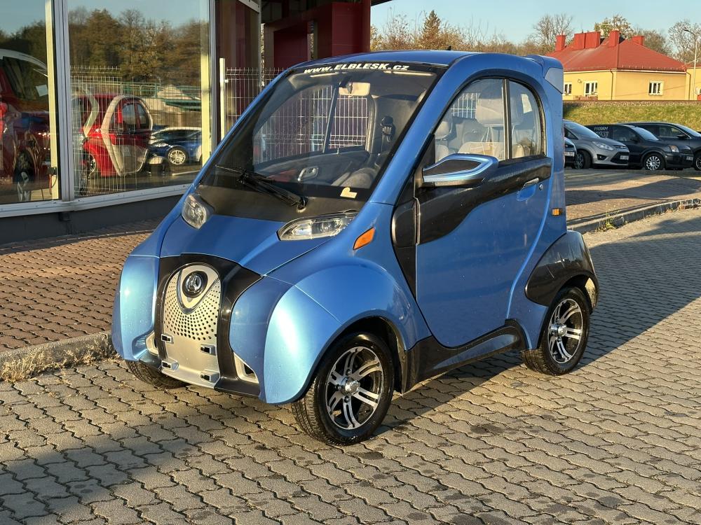 Zánovní vůz, reg. 04/22, rychlost 80 km/h, dojezd 100 km, baterie LiFePO4 8,5 kWh.
Klima, topení, LCD displej, elektricky stahovatelná okna, rádio, bluetooth, úložný prostor.
Drobné škrábance z běžného užívání.
Původní majitel vyměnil za elBlesk Pony.