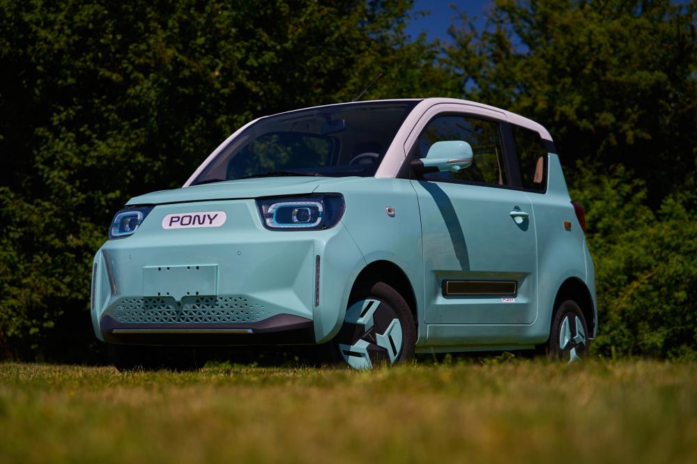 Bílá dvoumístná verze. Reg. 01/24, najeto 10 000 km. Oděrky z běžného užívání. Kapacita baterie 100%. Vozidlo po ELBLESK dealerovi.
