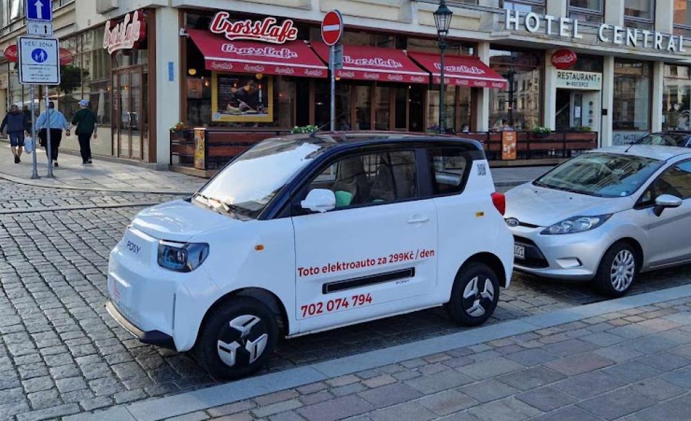 Bílá dvoumístná verze. Reg. 01/24, najeto 10 000 km. Oděrky z běžného užívání. Kapacita baterie 100%. Předváděcí vůz elBlesk, který jezdí v Plzni.